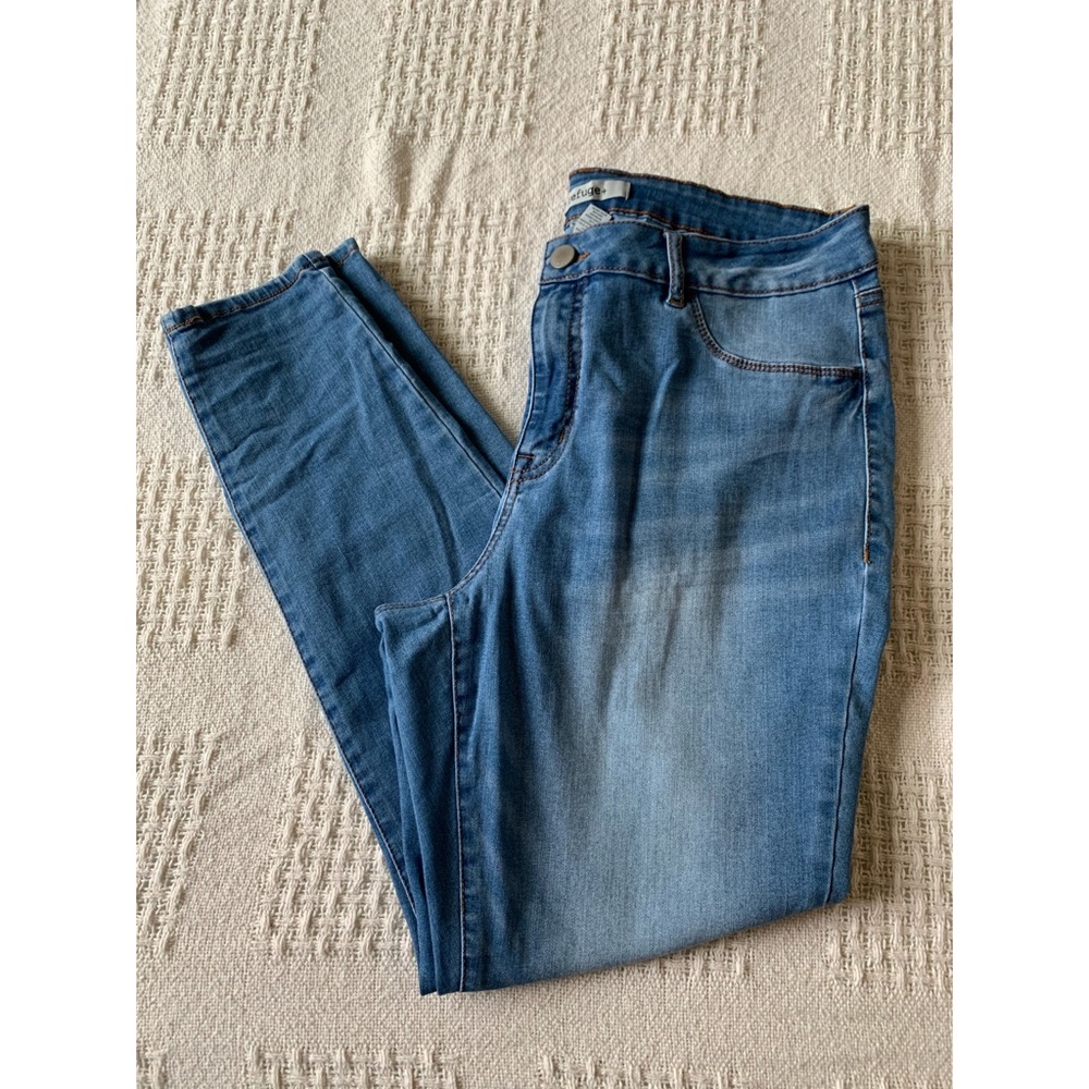 - light blue jeans .